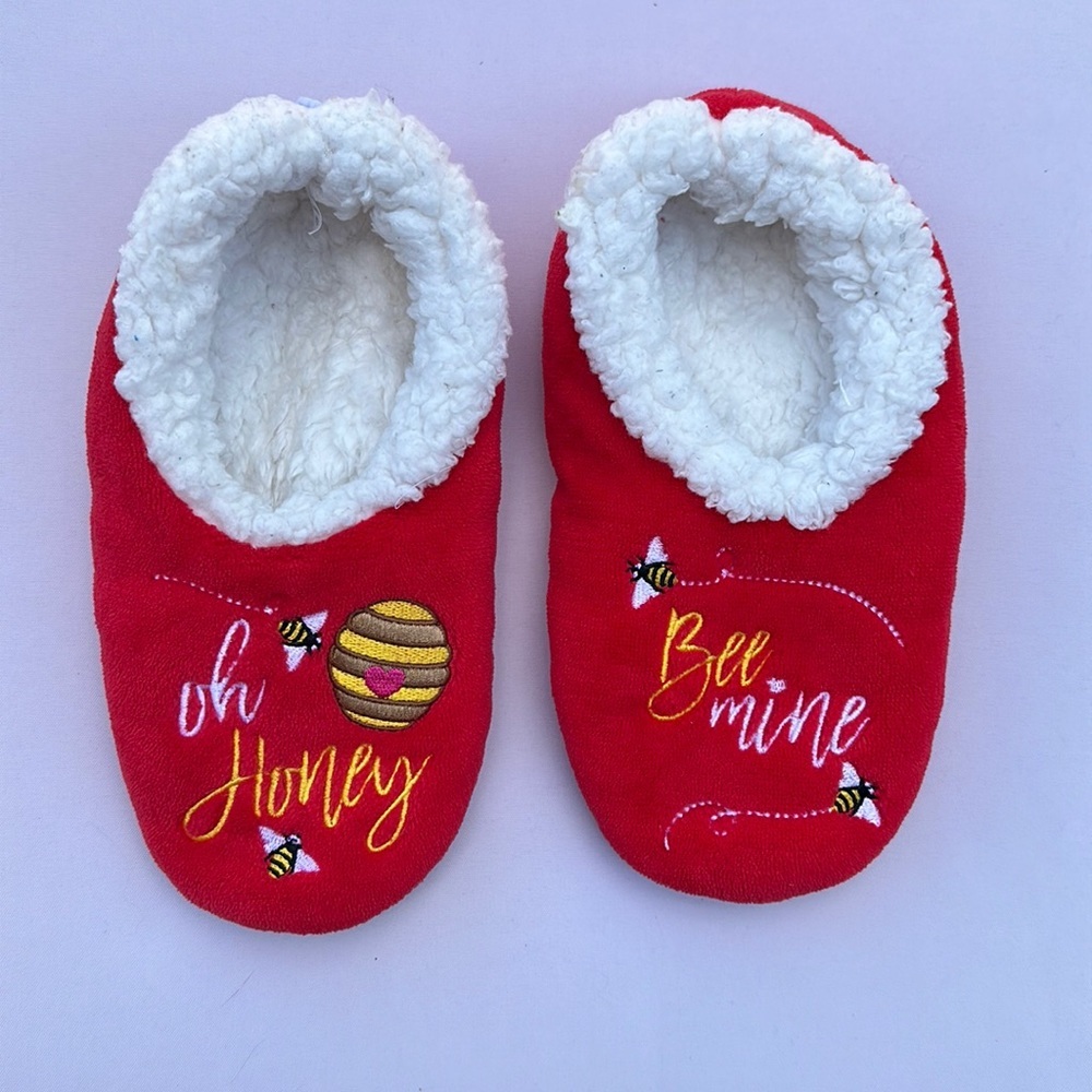 Snoozies Oh Honey, Be Mine slippers size small